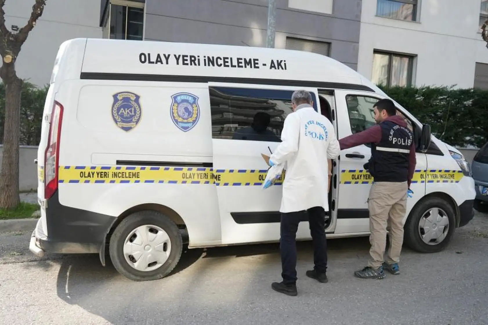 Müdür yardımcısı boğazı bıçakla kesilmiş halde bulundu