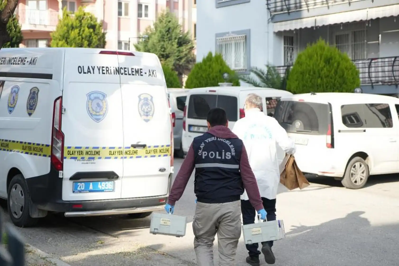 Müdür yardımcısı boğazı bıçakla kesilmiş halde bulundu