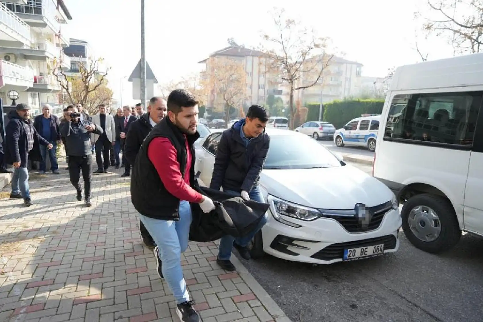 Müdür yardımcısı boğazı bıçakla kesilmiş halde bulundu