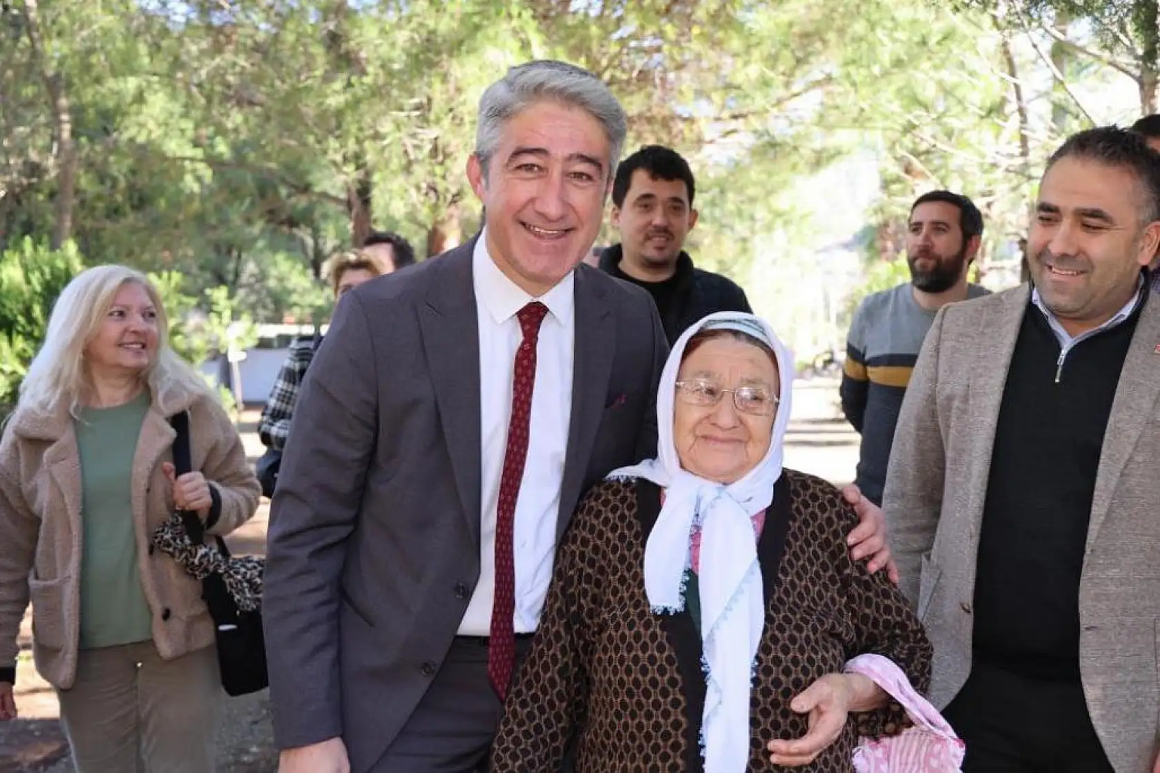 Başkan Oktay mahalle sakinleriyle bir araya geldi