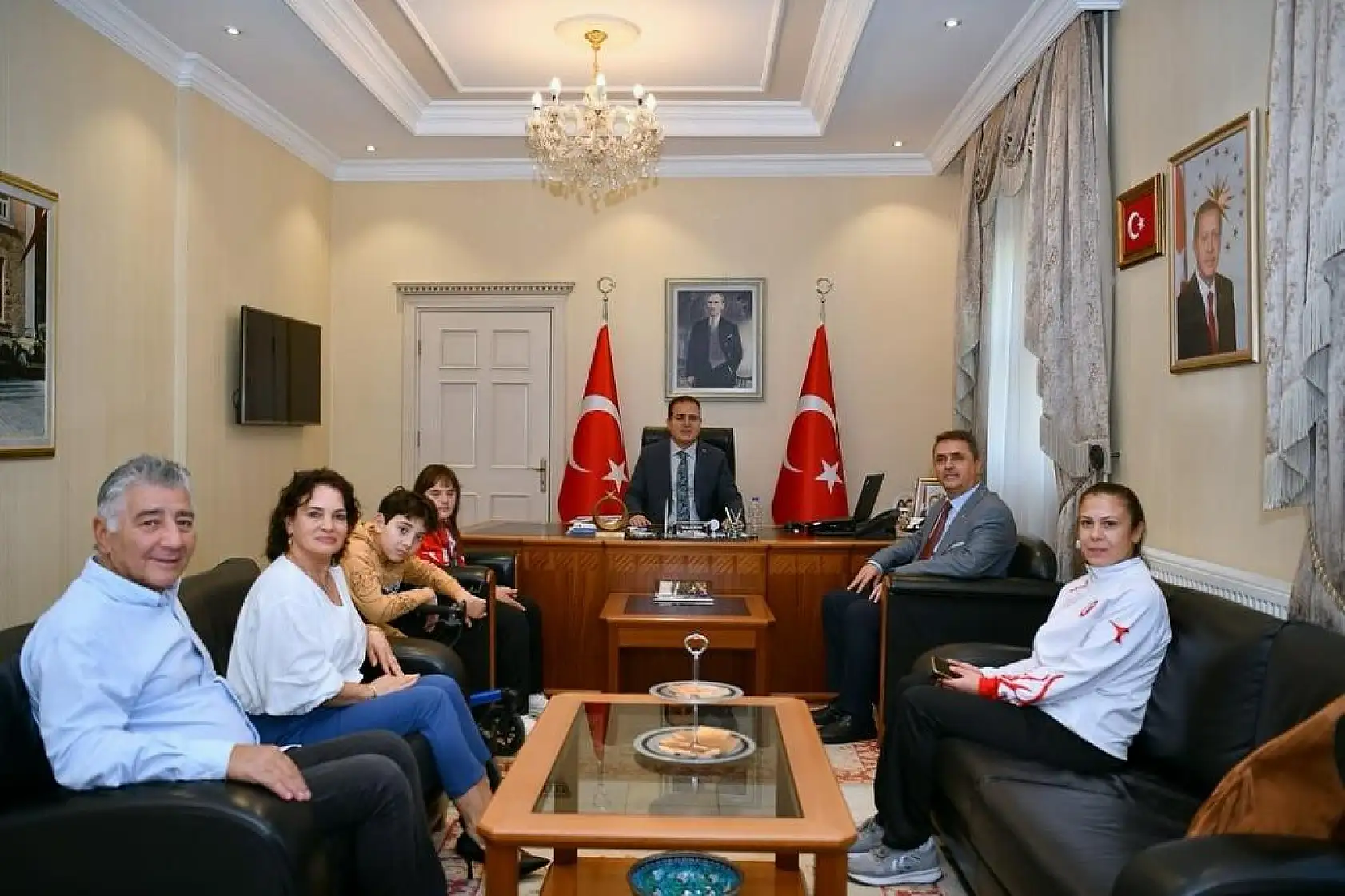 Vali Akbıyık, özel sporcuya altın hediye etti