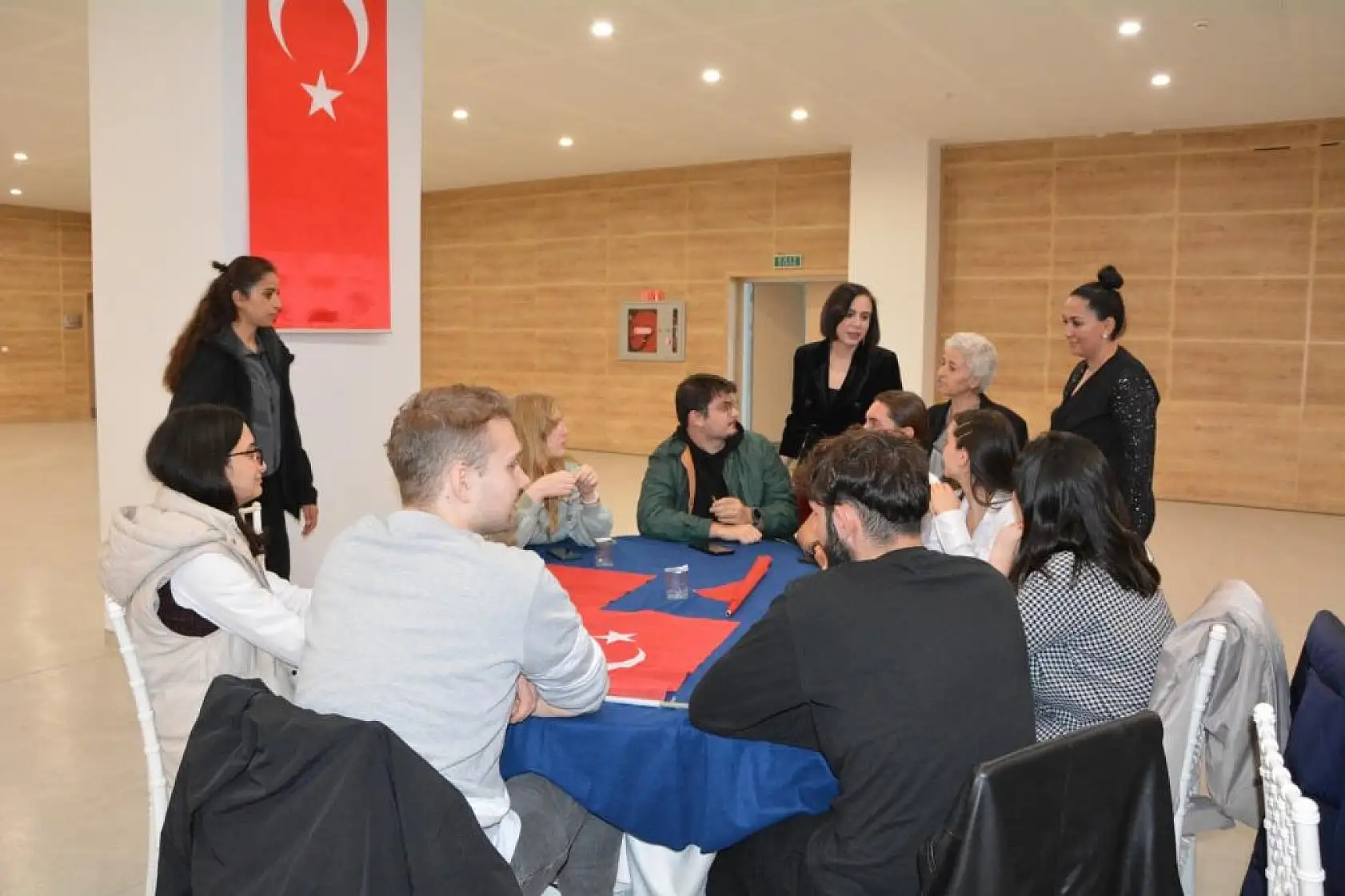 Özel bireyler şehitleri andı