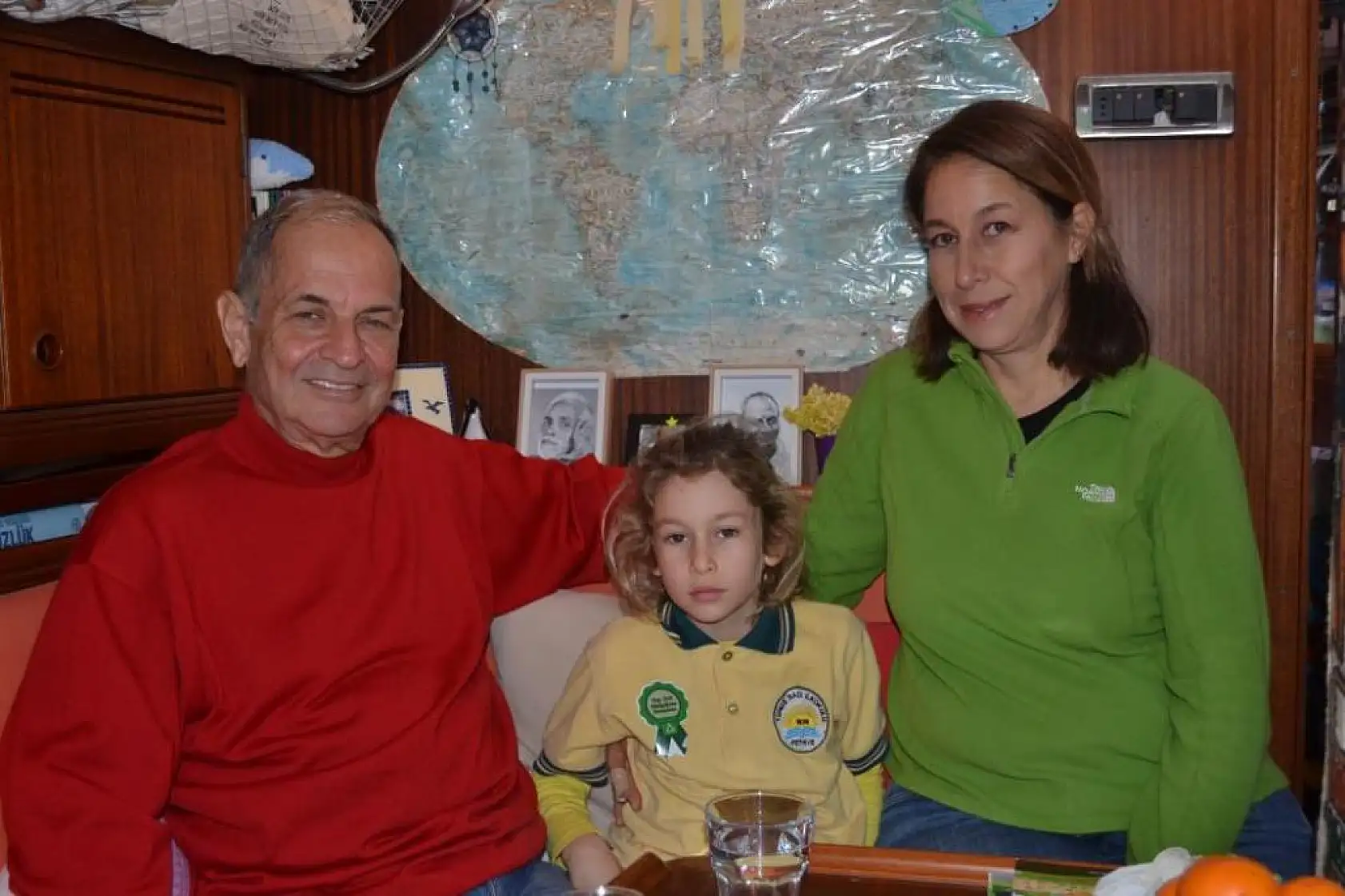 Teknede yaşayan aile Fethiye'ye demir attı