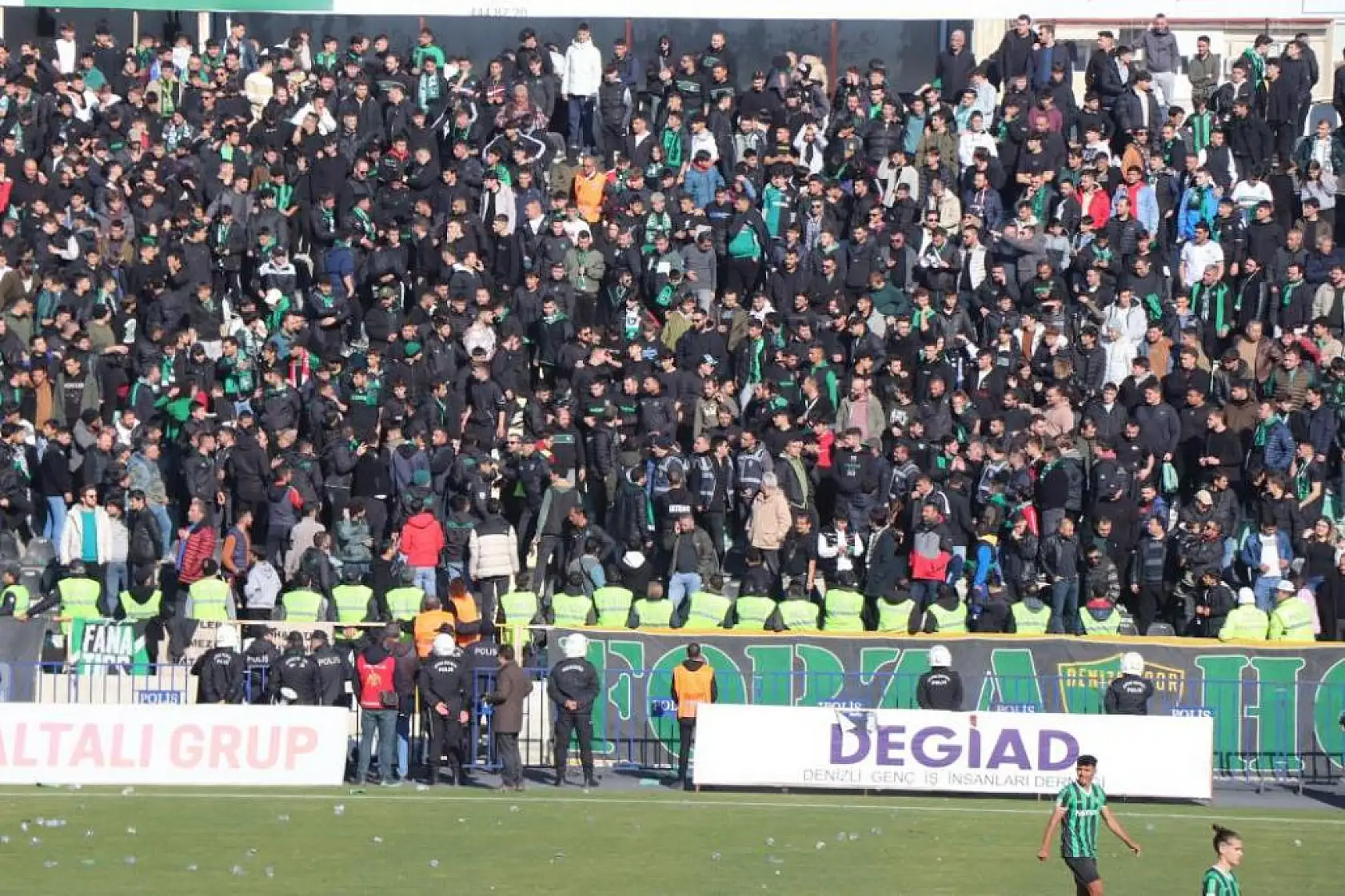 Fethiyespor'un ligdeki rakibi Denizlispor'un taraftarından istenmeyen hareket: 1 gözaltı