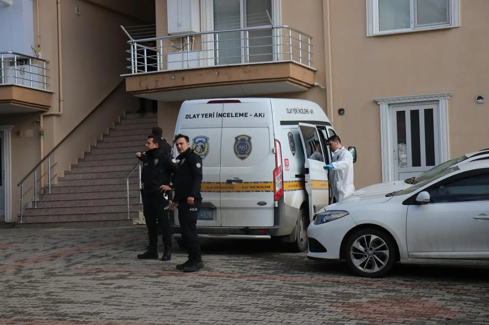 Cinnet getiren polis aile fertlerini vurduktan sonra intihar etti: 3 ölü, 1 yaralı