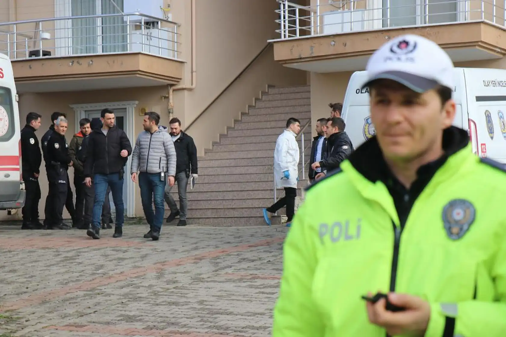 Cinnet getiren polis aile fertlerini vurduktan sonra intihar etti: 3 ölü, 1 yaralı