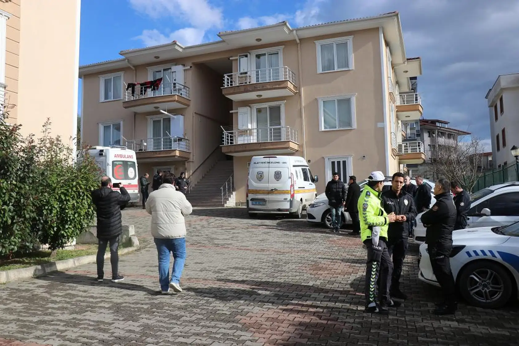 Cinnet getiren polis aile fertlerini vurduktan sonra intihar etti: 3 ölü, 1 yaralı