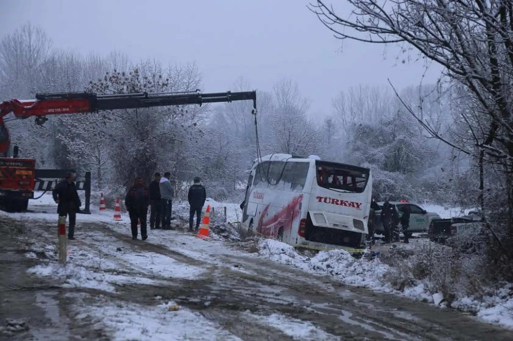 6 kişiye mezar olan yolcu otobüsünden geriye enkazı kaldı
