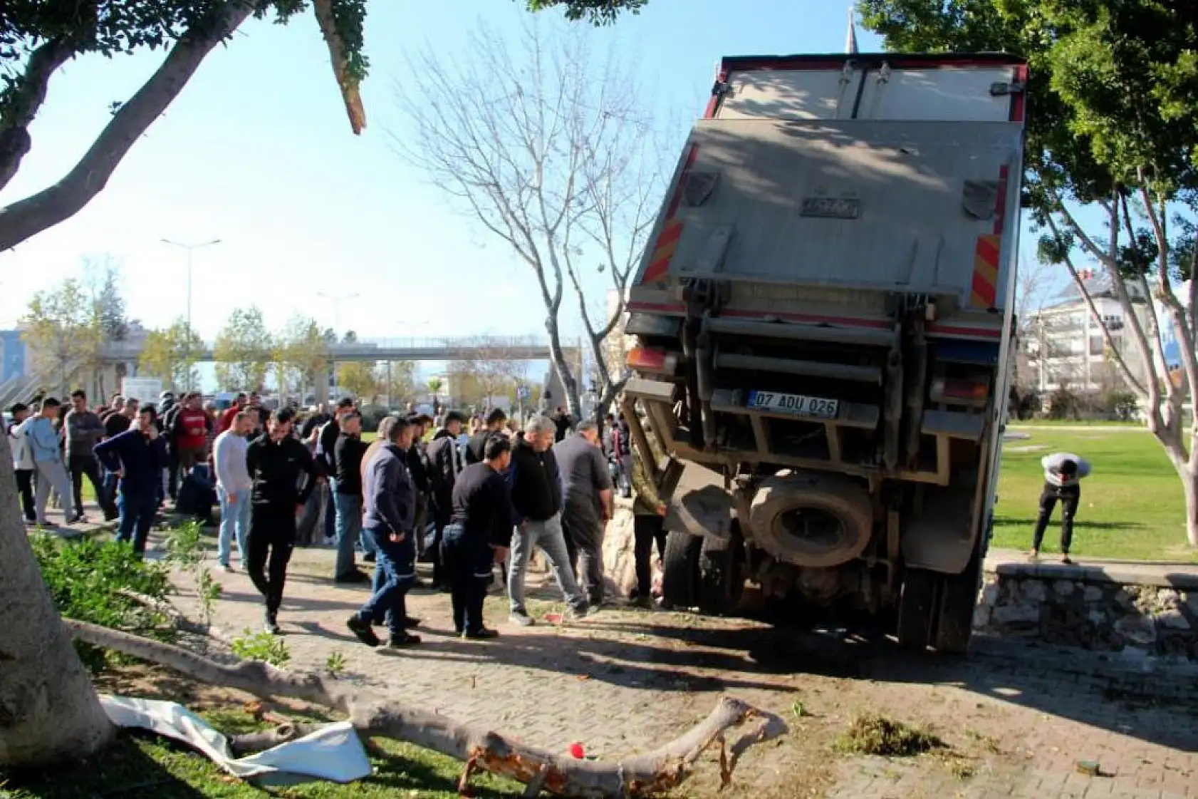 Kontrolden çıkıp kanalda asılı kalan kamyonette can pazarı