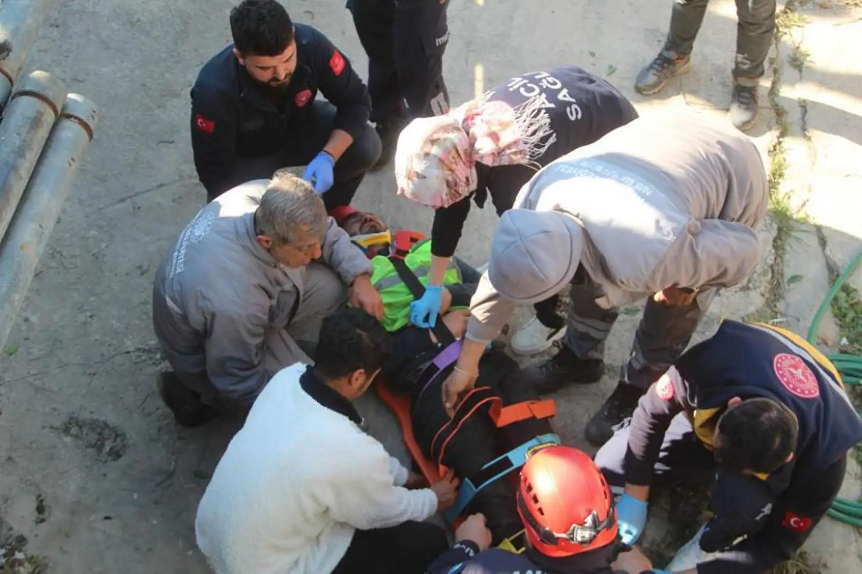 Kontrolden çıkıp kanalda asılı kalan kamyonette can pazarı