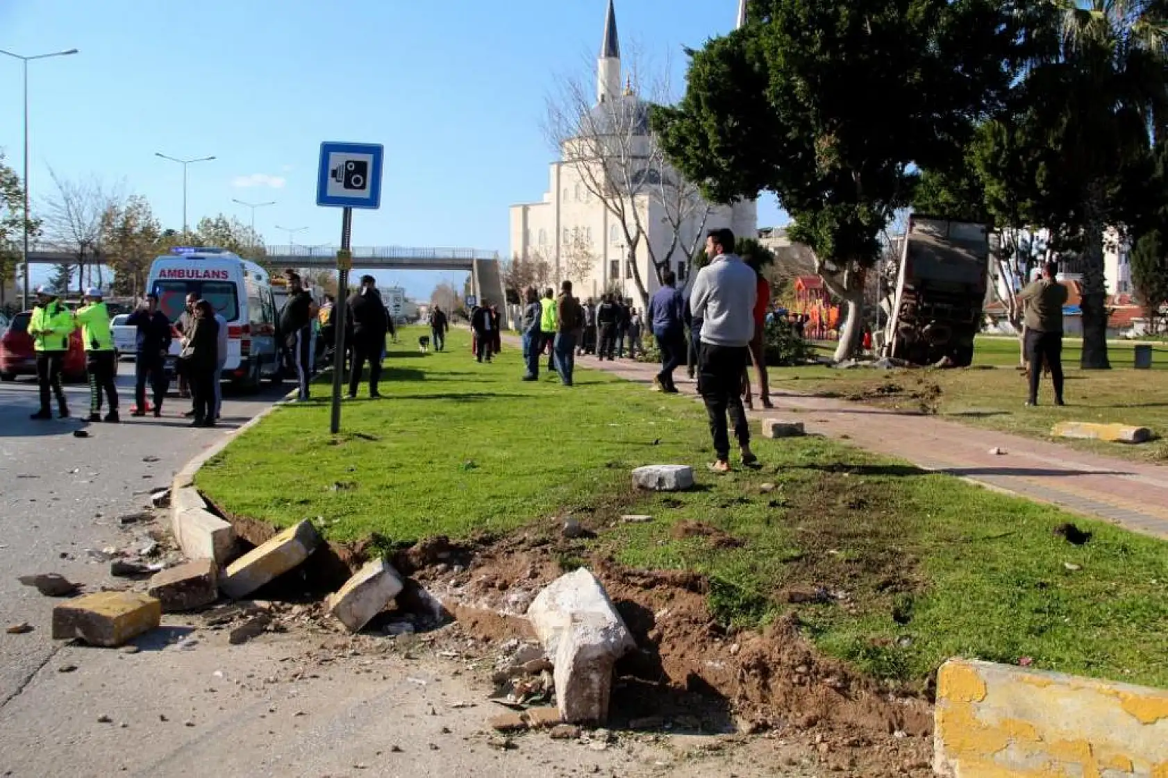 Kontrolden çıkıp kanalda asılı kalan kamyonette can pazarı