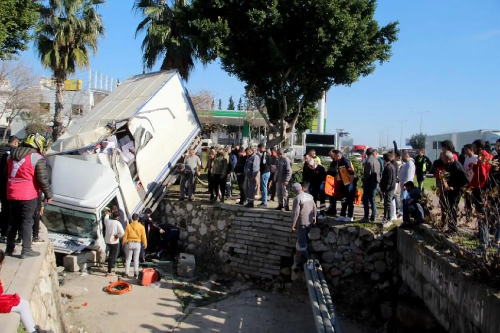 Kontrolden çıkıp kanalda asılı kalan kamyonette can pazarı