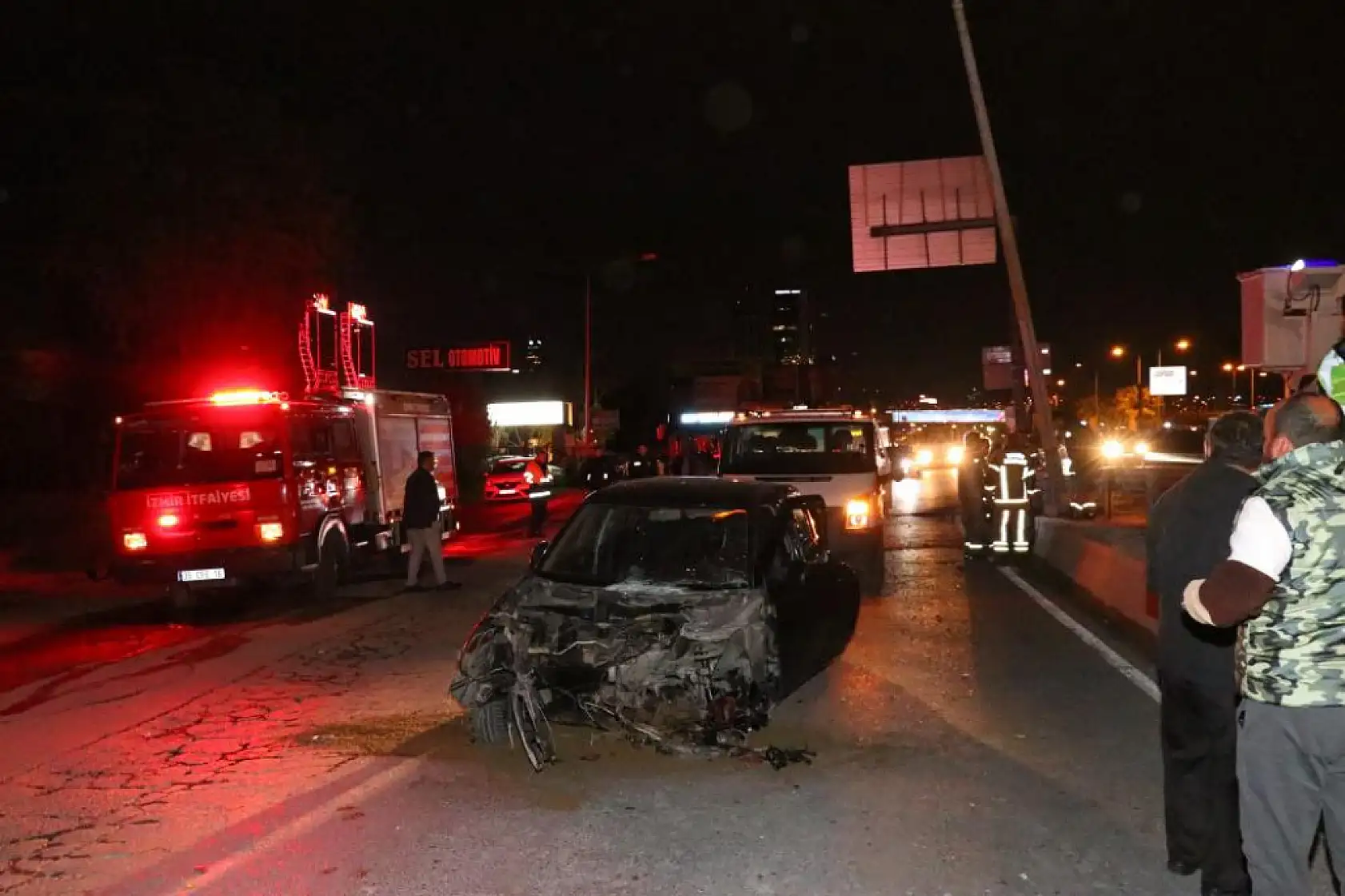 Refüje çarpan otomobilin sürücüsü öldü