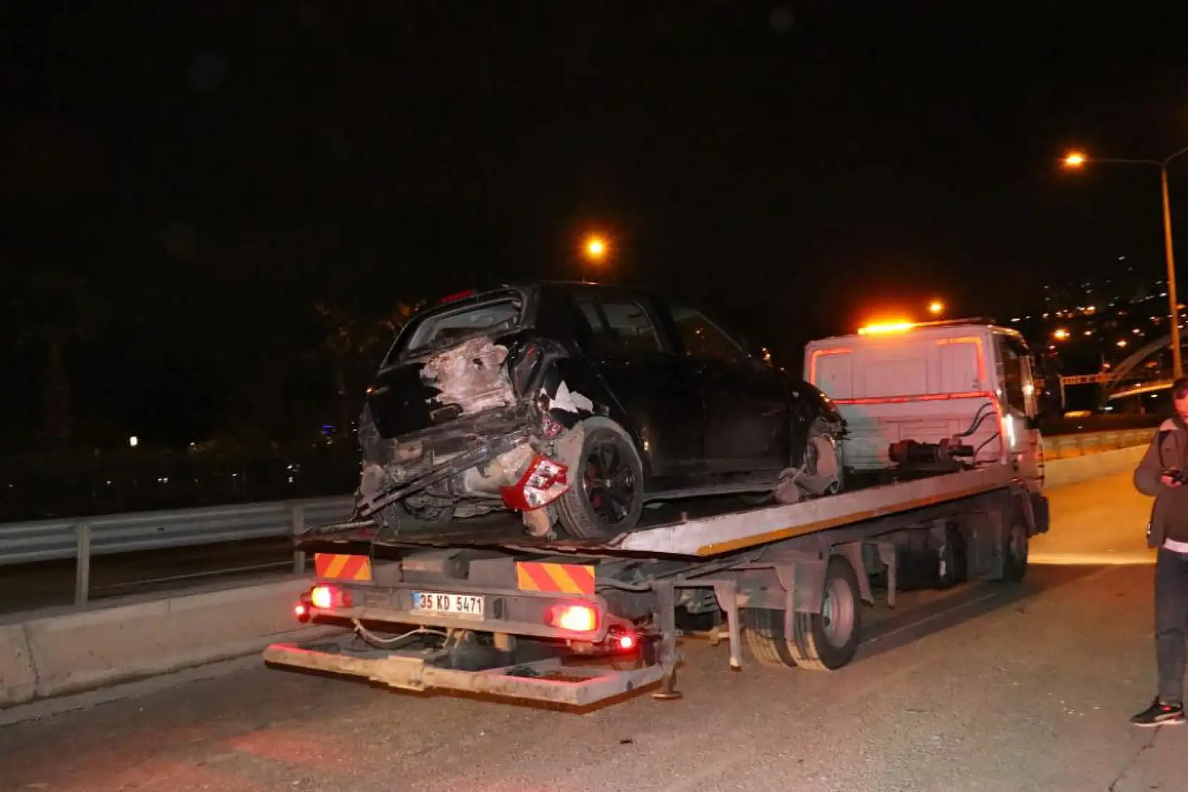 Refüje çarpan otomobilin sürücüsü öldü