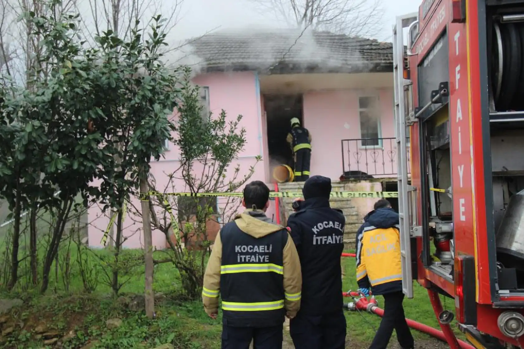 Evde çıkan yangında mahsur kaldı öldü