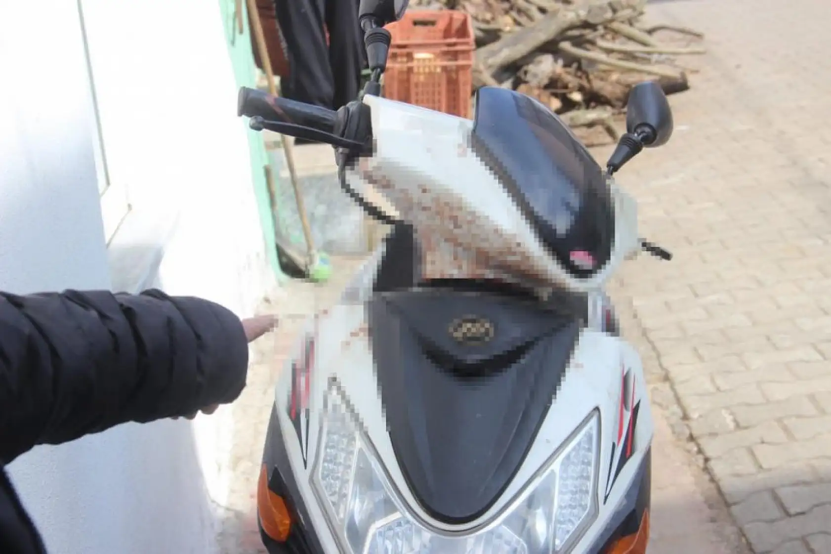 Sarkan kablo motosiklet sürücüsünün boğazını kesti, ölümden döndü