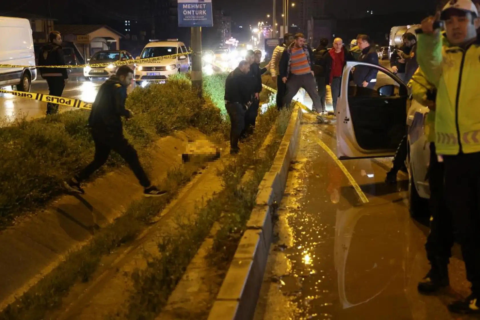 1 kişinin öldüğü feci kazada, çarpmanın etkisiyle 2 yaya havaya uçtu..