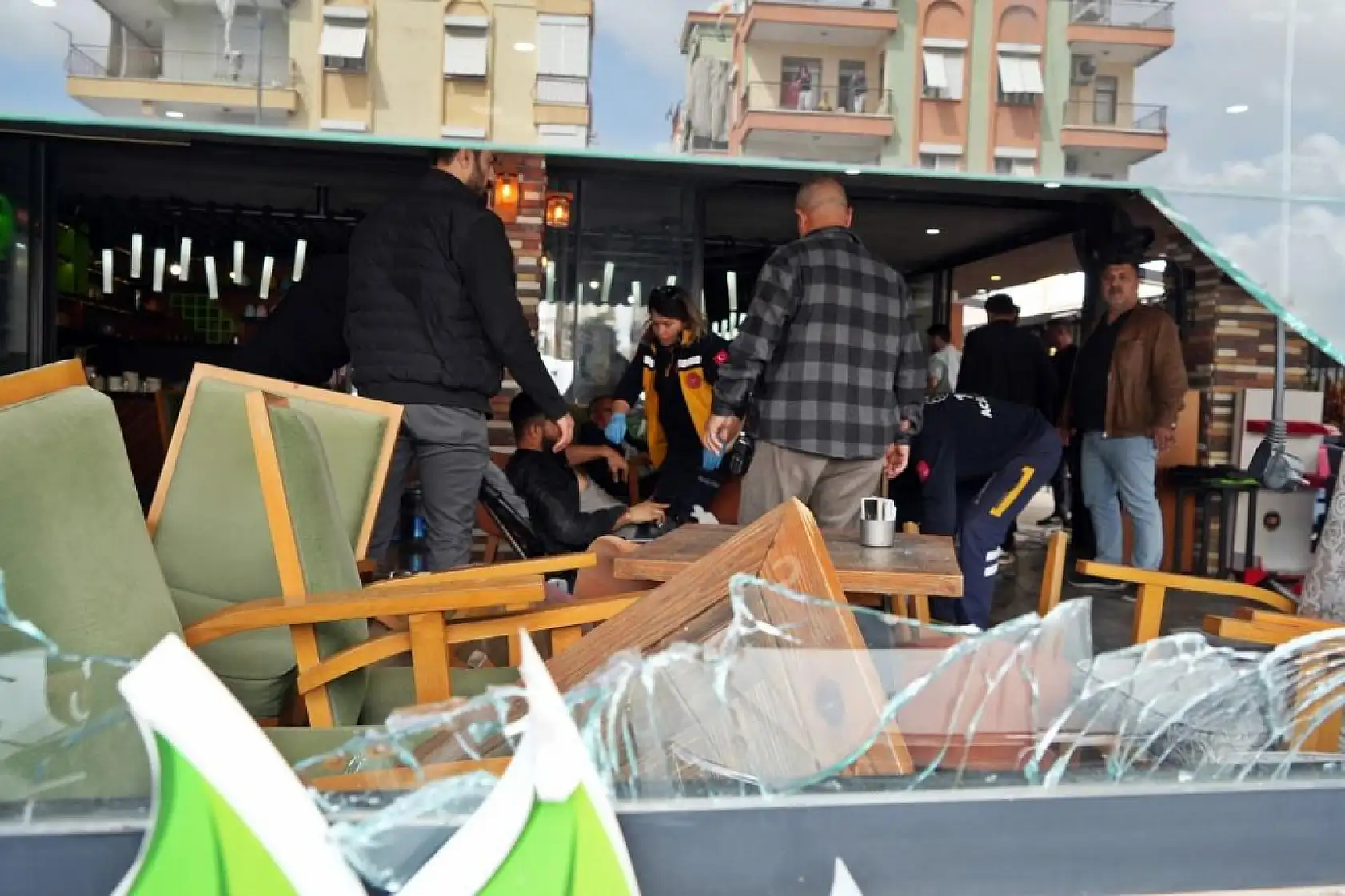 Kavgada 6'sı tabanca, 4'ü bıçak, 3'ü darp ve 1'i cam kesmesi olmak üzere 14 kişi yaralandı