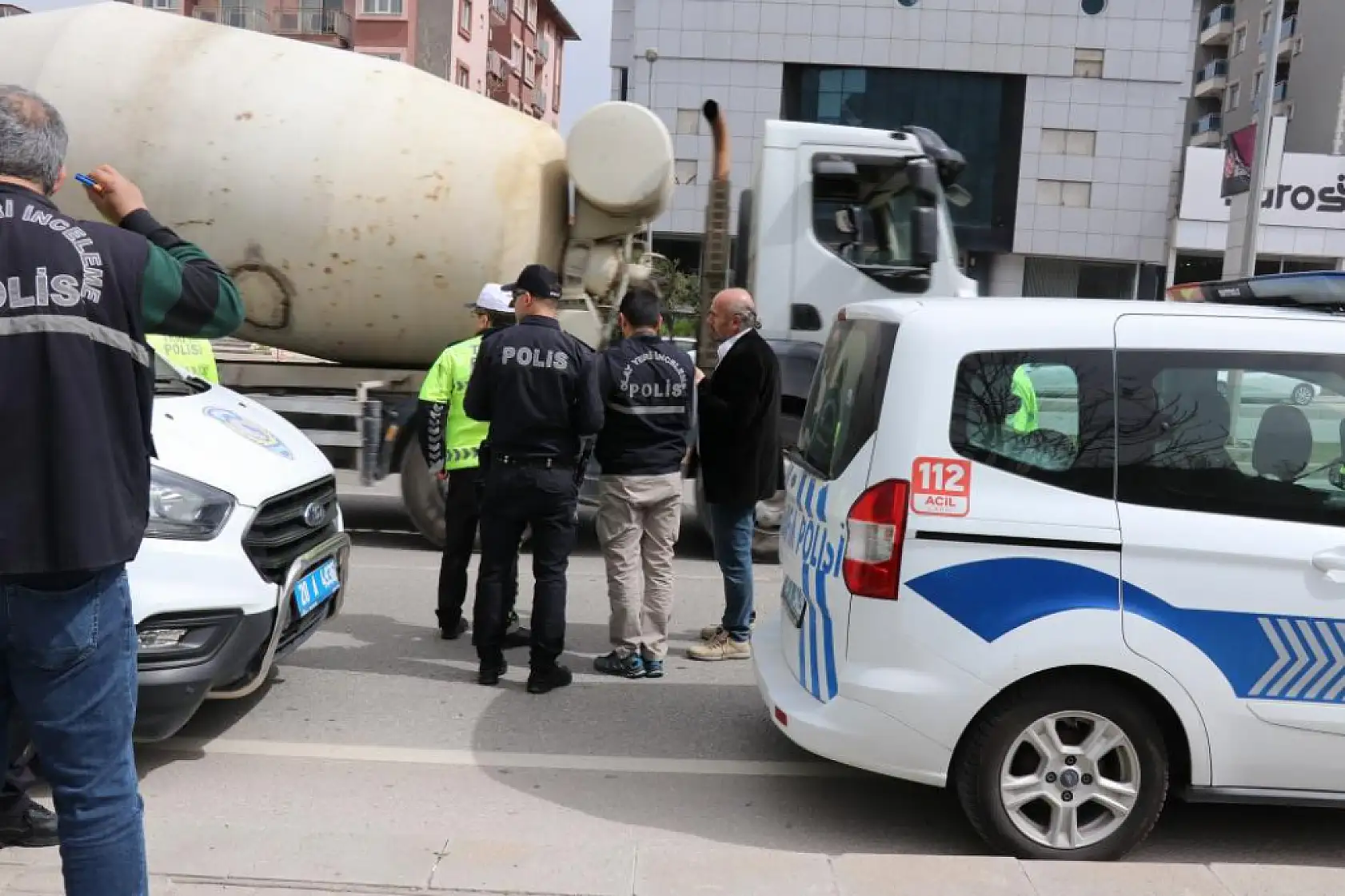 Otomobilin çarptığı yaşlı adam ağır yaralandı