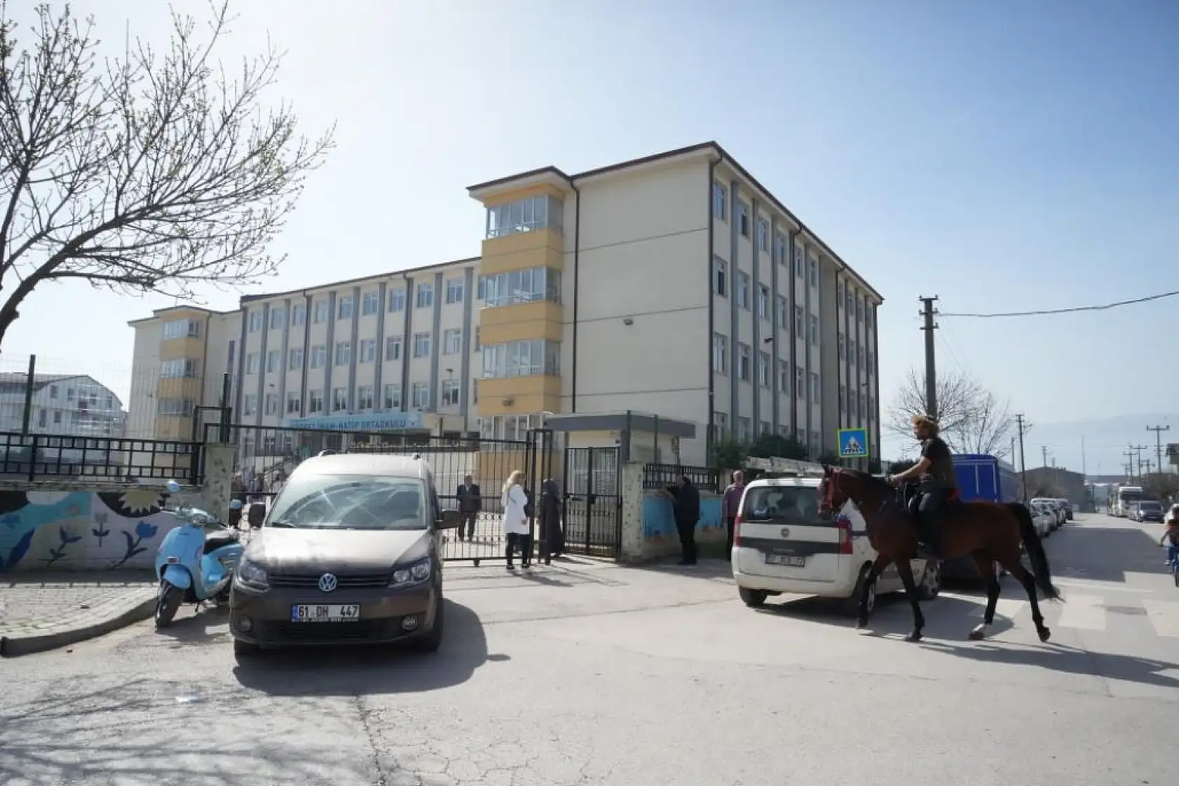 Türkiye'nin dört bir yanından ilginç görüntüler! Oy kullanmaya atıyla geldi