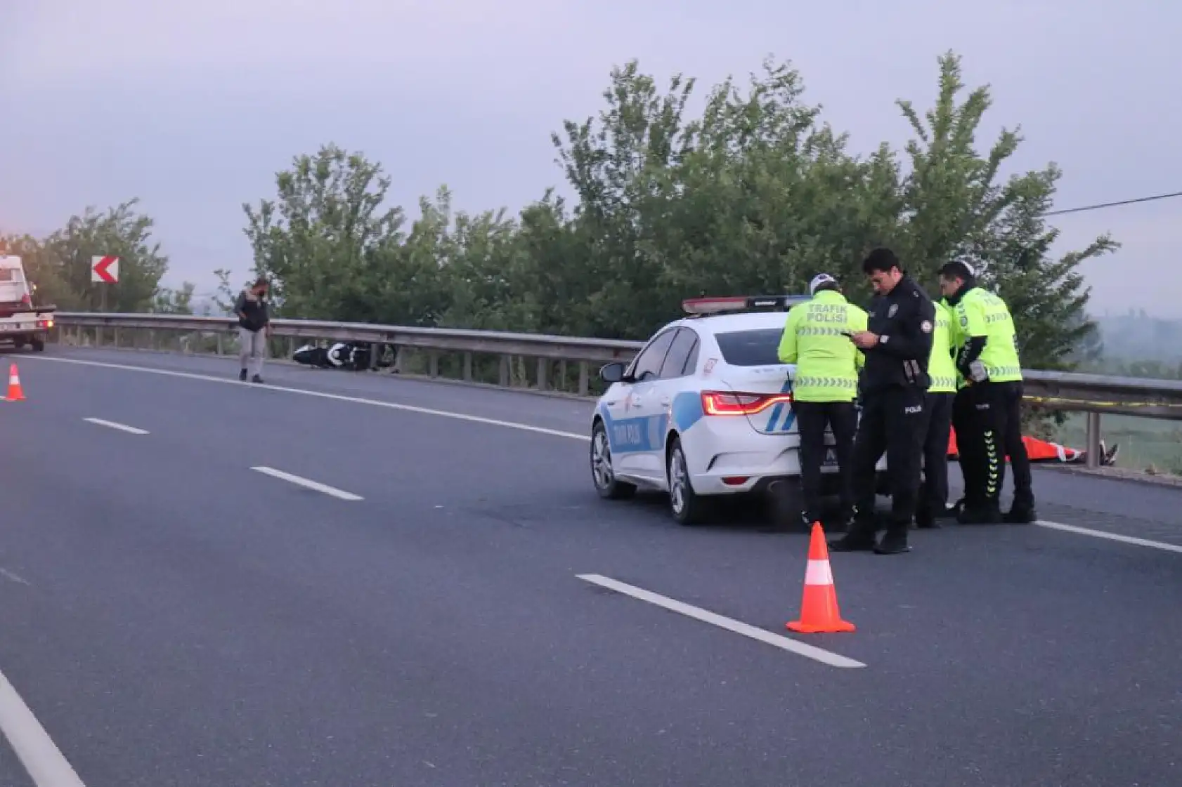 Bariyere çarparak 27 metre savrulan motosiklet sürücüsü feci şekilde can verdi
