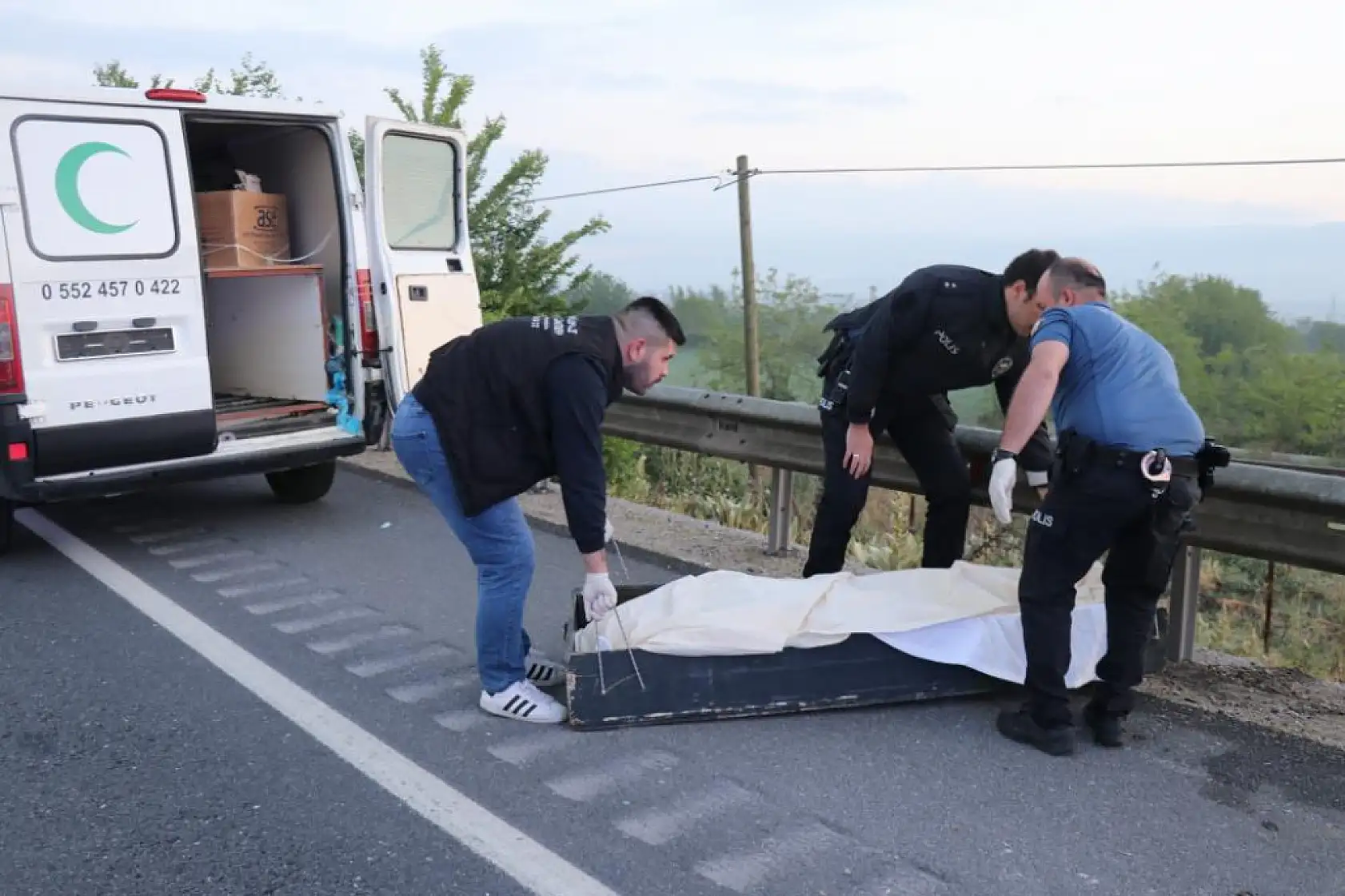 Bariyere çarparak 27 metre savrulan motosiklet sürücüsü feci şekilde can verdi