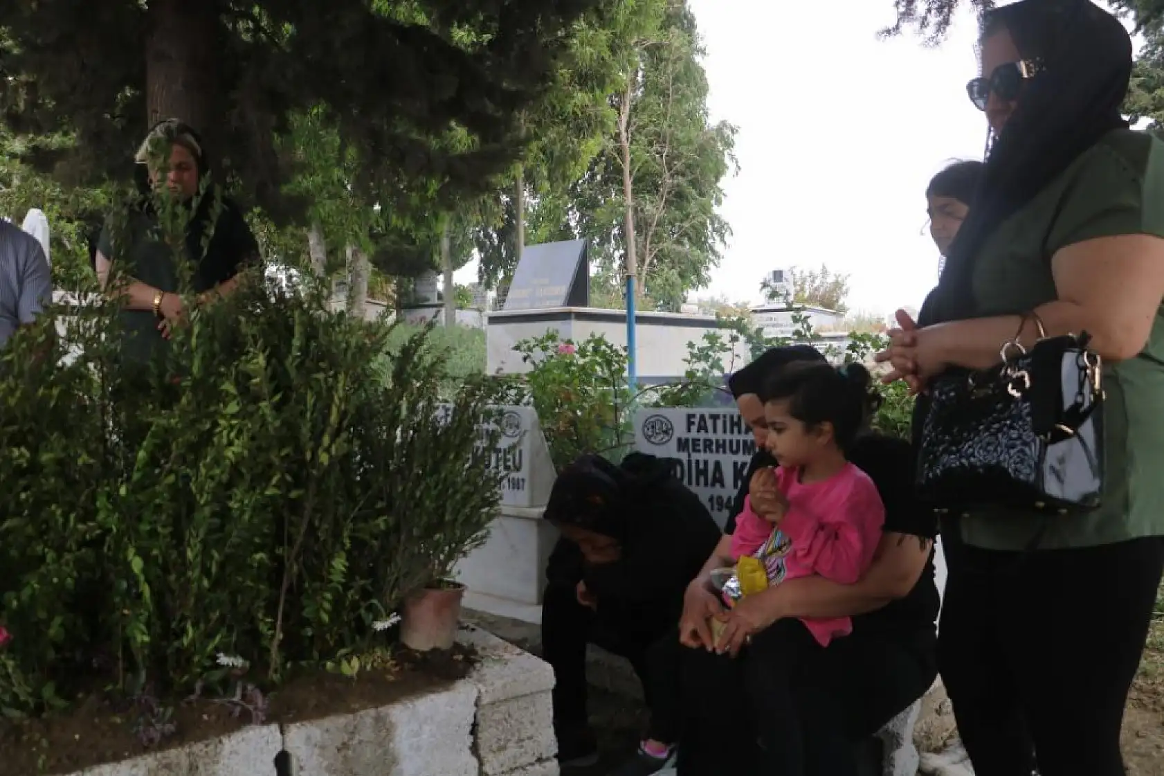 Önce ağabeyi bıçaklayarak darp ettiler, sonra da kardeşi döverek öldürdüler