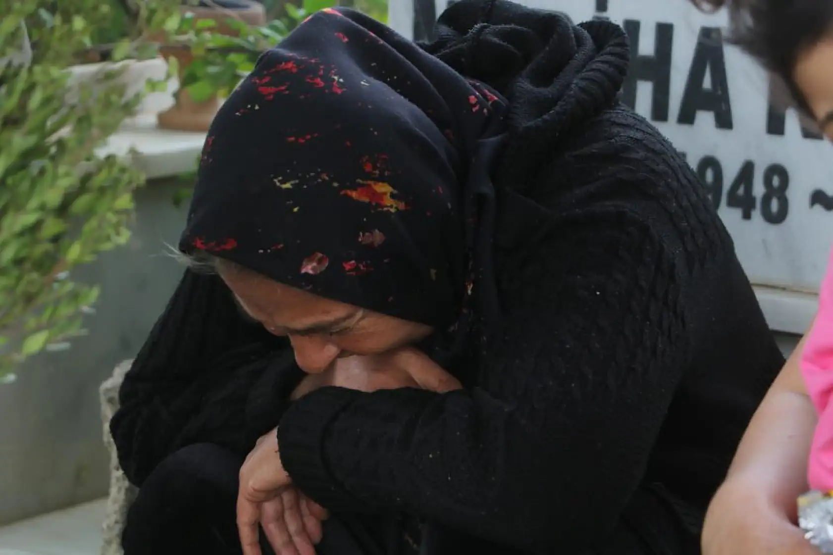 Önce ağabeyi bıçaklayarak darp ettiler, sonra da kardeşi döverek öldürdüler