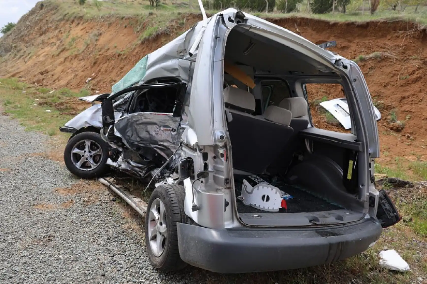 Feci kaza Ambulans ile hafif ticari araç çarpıştı, 2'si polis 6 yaralı