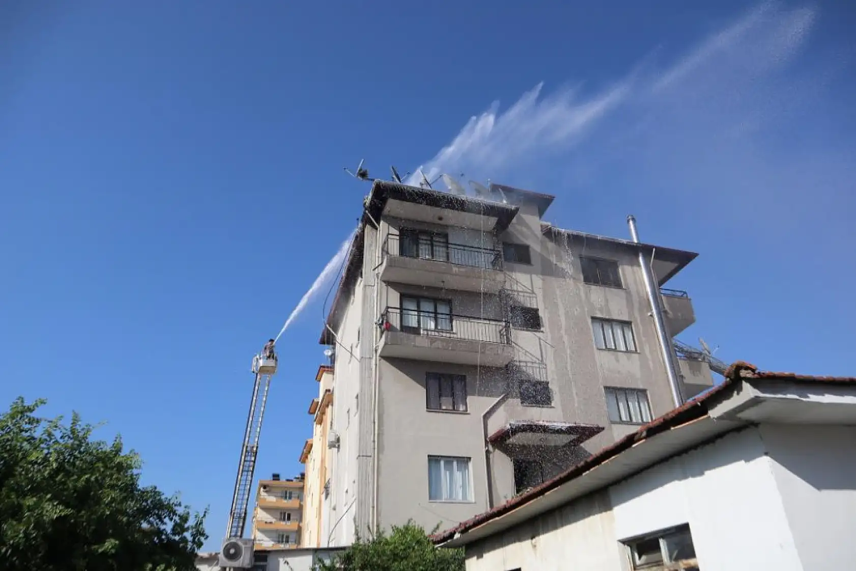 Muğla'da 5 katlı binanın çatı katında yangın çıktı