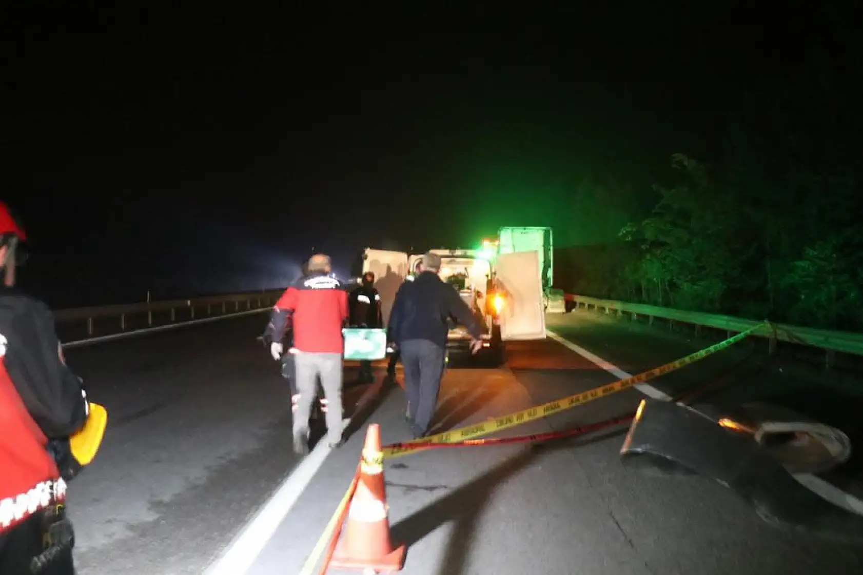 Otoyolda feci kaza: Demir borular tırın ön camından çıktı