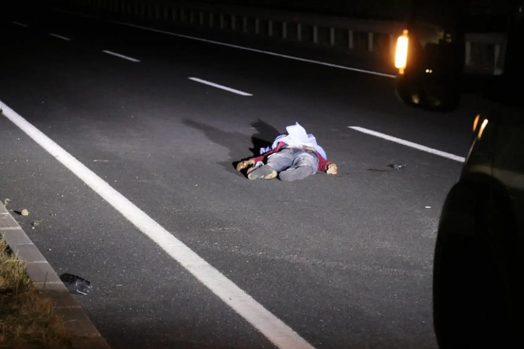 Aracın çarptığı yaşlı adam 30 metre savrularak hayatını kaybetti