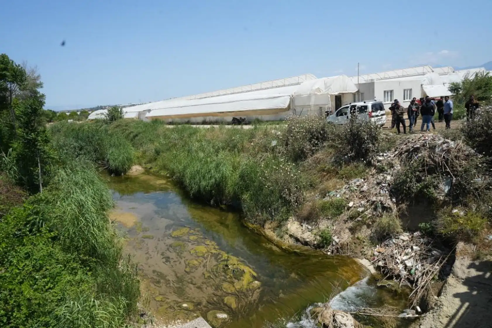 Otomobilin dereye düştüğü kazada ölü sayısı 2'ye yükseldi, kayıp olan çocuk aranıyor