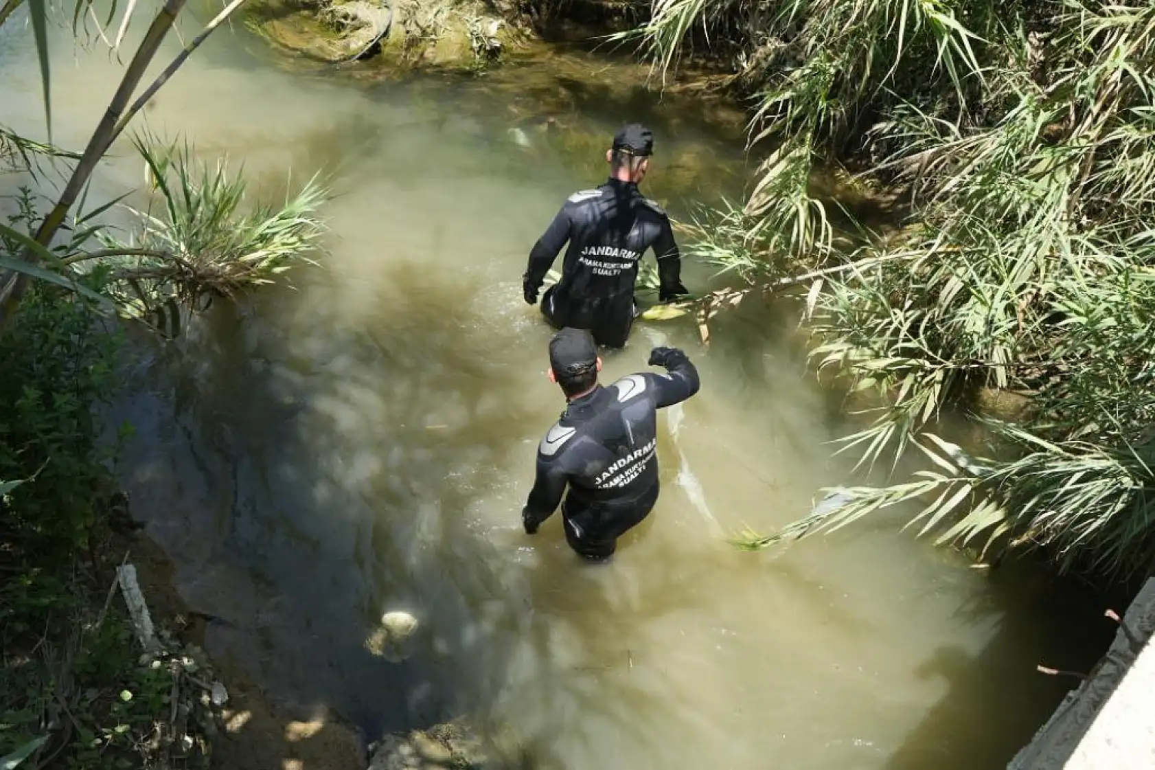 Otomobilin dereye düştüğü kazada ölü sayısı 2'ye yükseldi, kayıp olan çocuk aranıyor