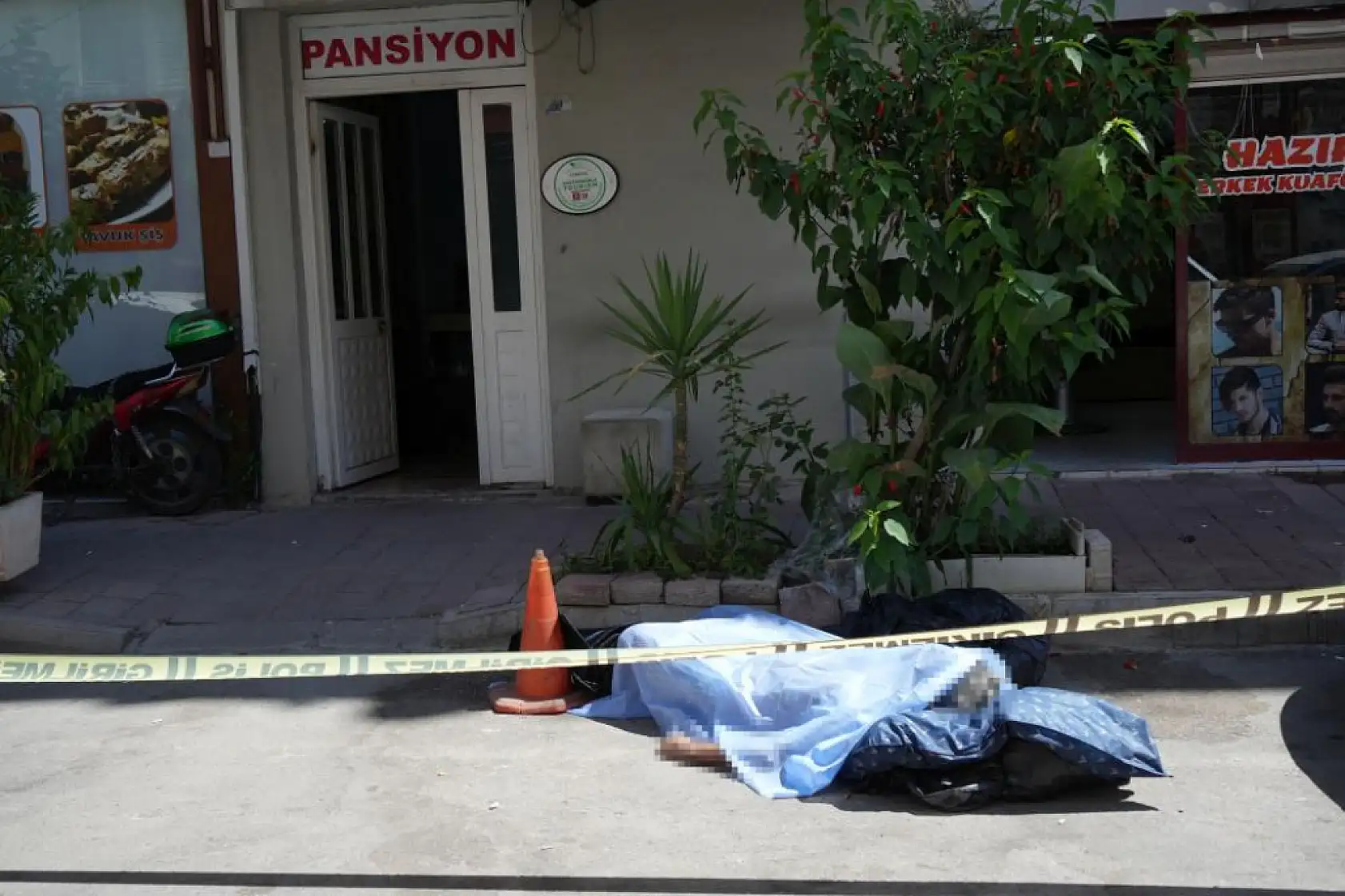 Tatil Kabusu: Pansiyondan Çıktı, Kaldırımda Son Nefesini Verdi! Valizi Yastığı Oldu!