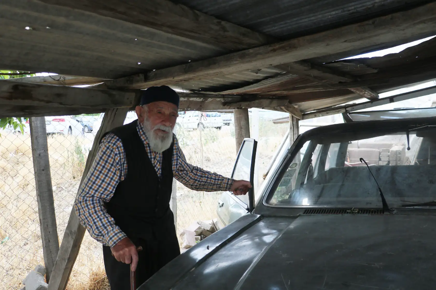 98'lik delikanlı 48 yaşındaki otomobilini 15 yıldır garajında saklıyor