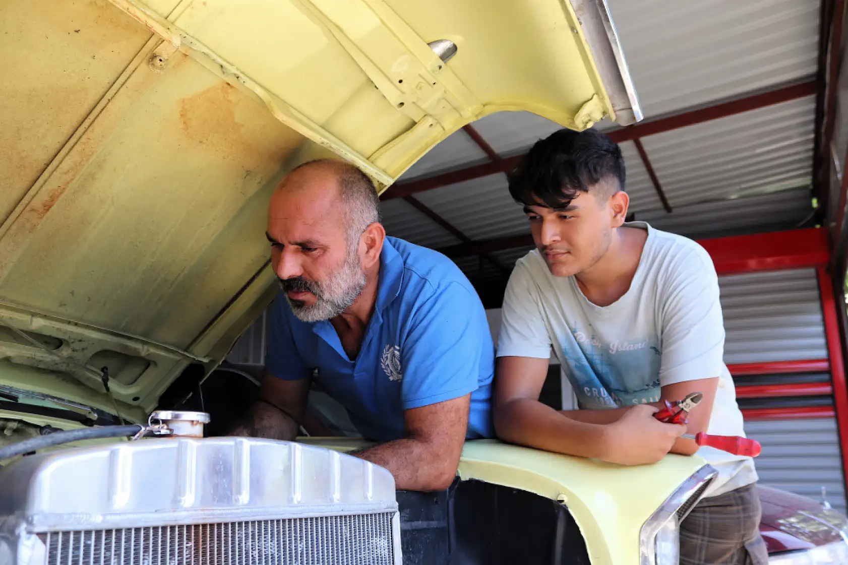 Hurda araçlar onların elinde hayata dönüyor