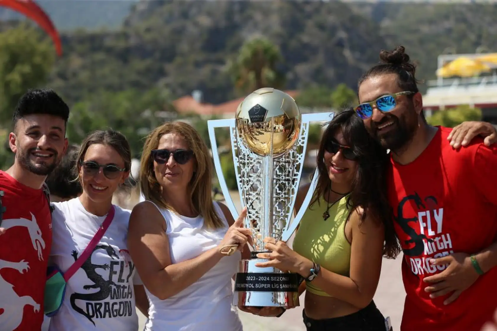 Fethiye'de Galatasaray'ın şampiyonluk kupası göklerde