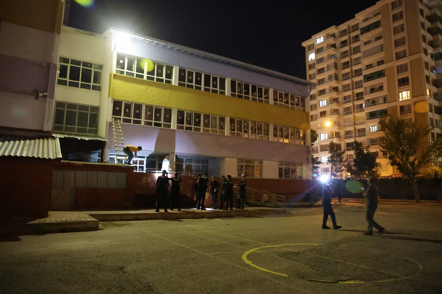 Tartıştığı kişiyi vurdu, polise ateş açıp kaçtı