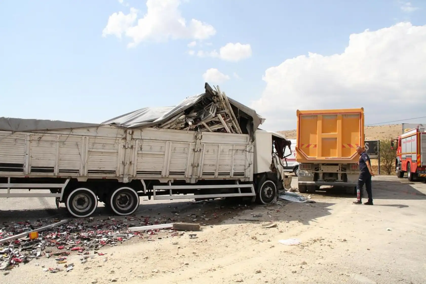 Hurdaya dönen kamyonetten sağ çıktı