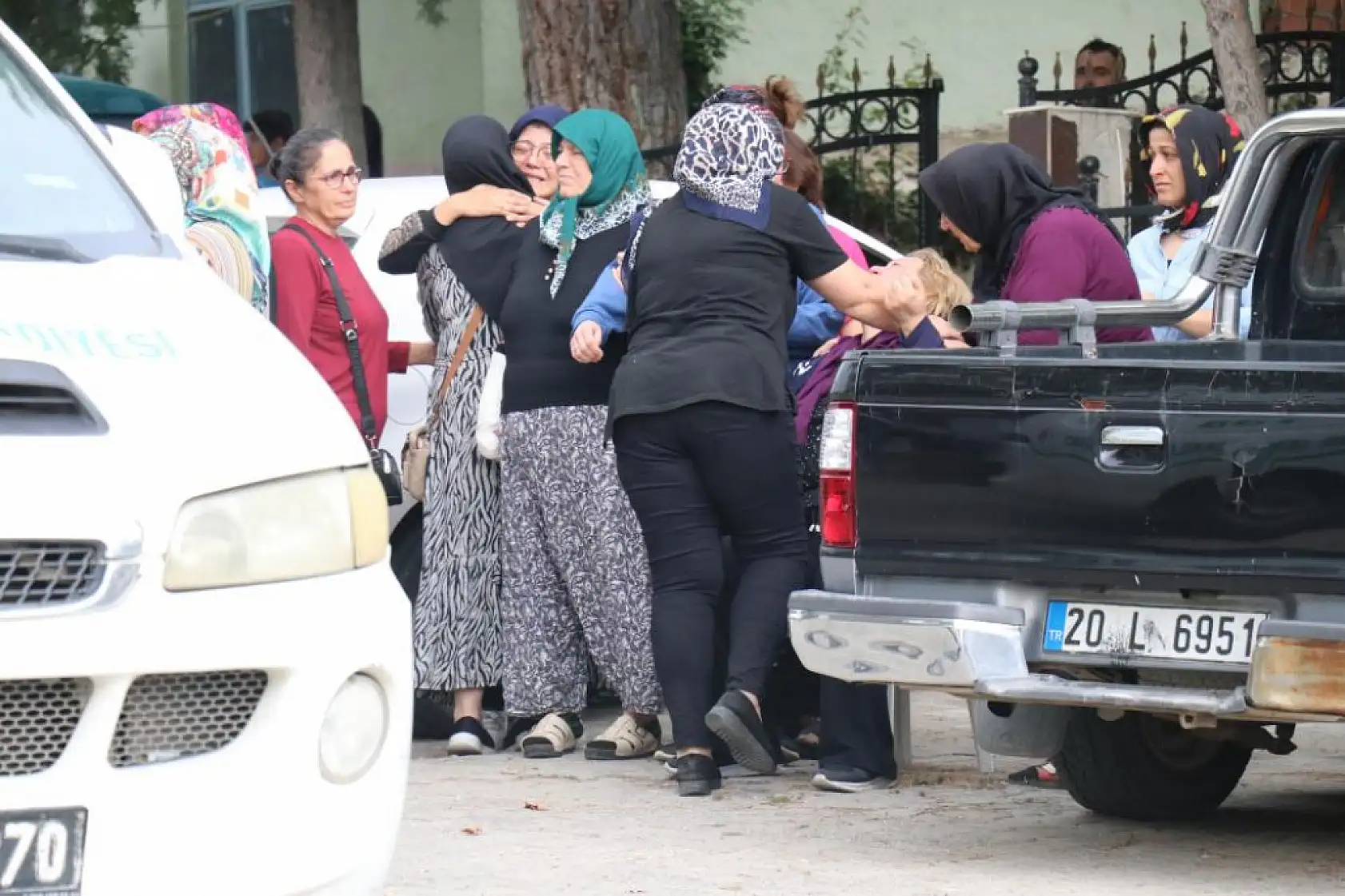 Eşi ve evladının ardından gözyaşı döken kadının feryatları yürekleri dağladı