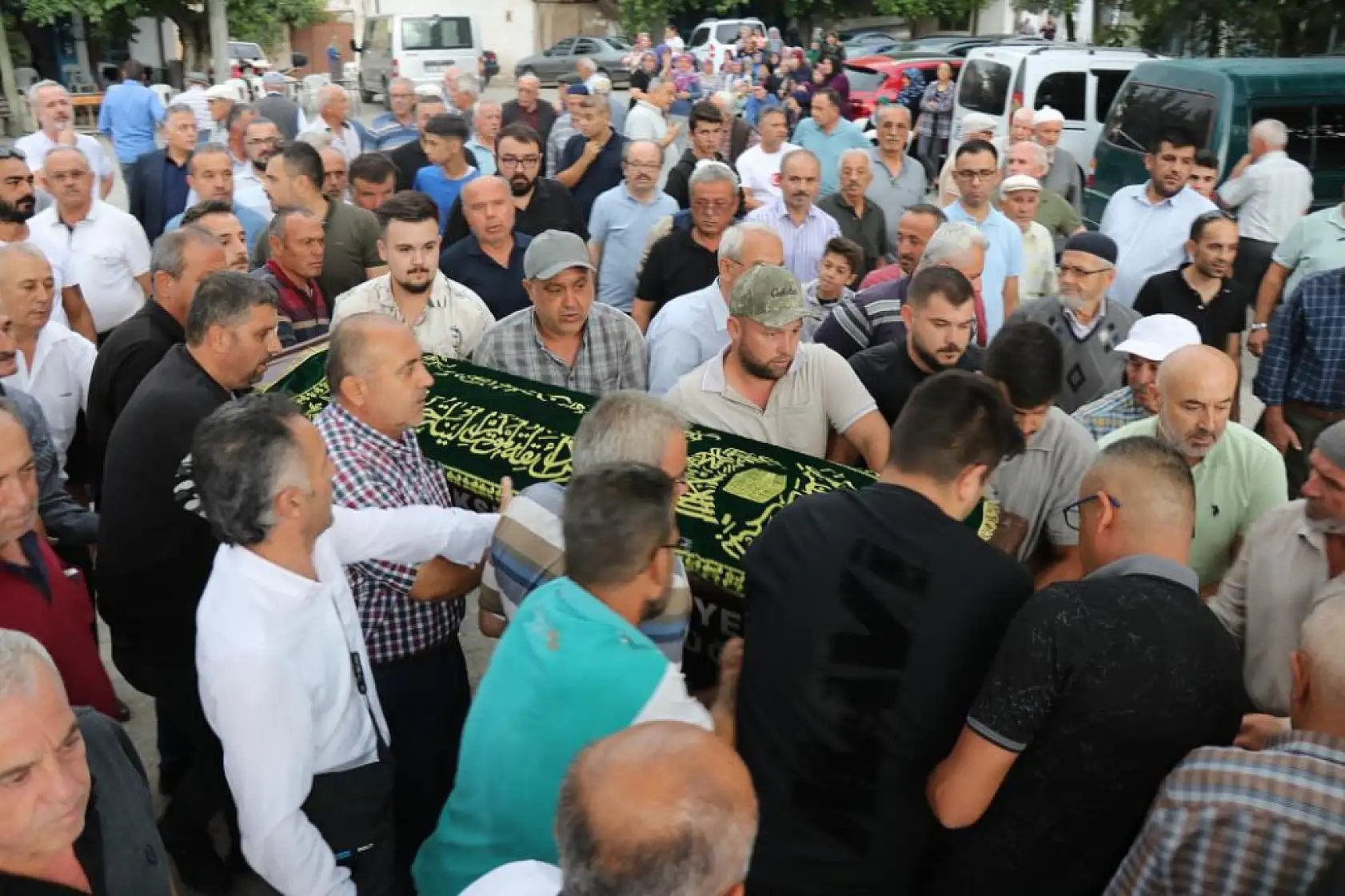 Eşi ve evladının ardından gözyaşı döken kadının feryatları yürekleri dağladı