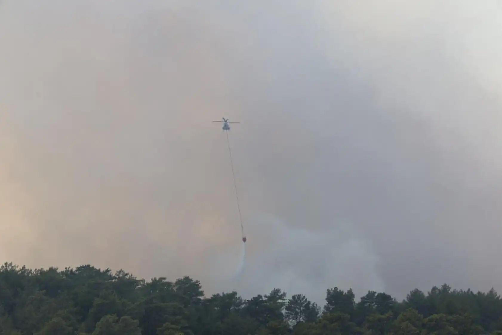 Muğla'da yangına 9 helikopter, 6 uçak müdahale ediyor