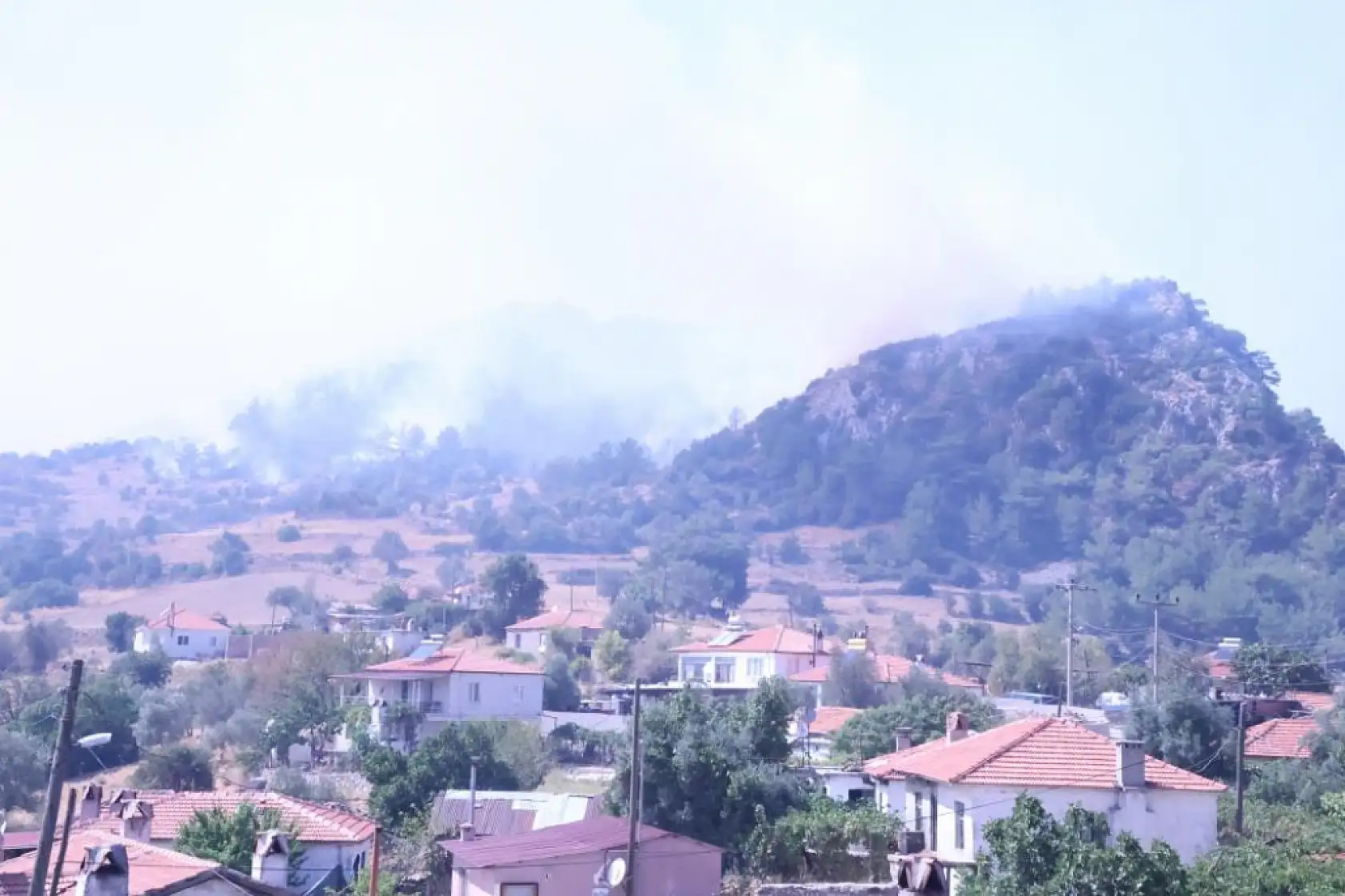 Muğla'da yangına 9 helikopter, 6 uçak müdahale ediyor