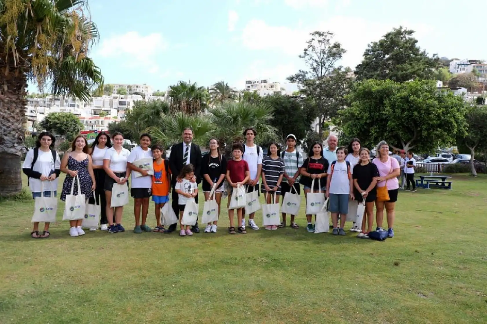 Bodrum'da öğrenciler kıyı temizliği yaptı