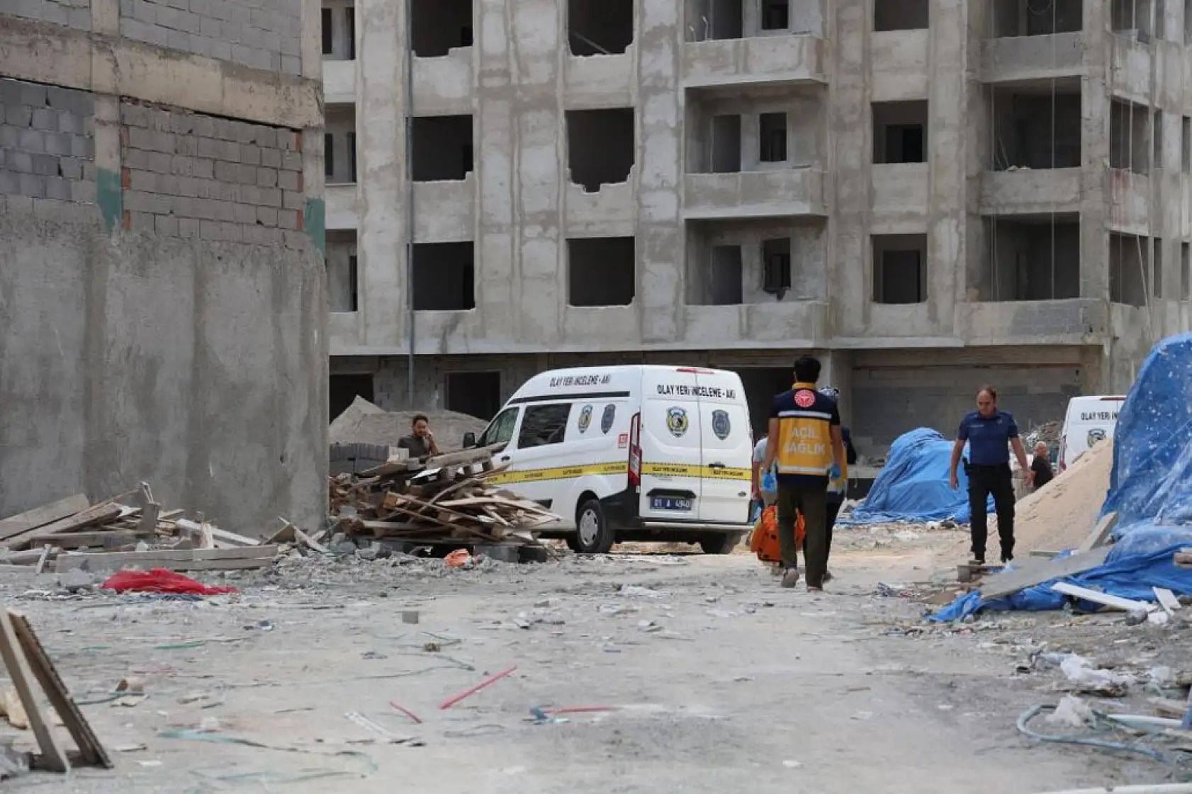 Kule, vinç halatına bağlı demir kovanın düşmesi sonucu 2 işçi hayatını kaybetti