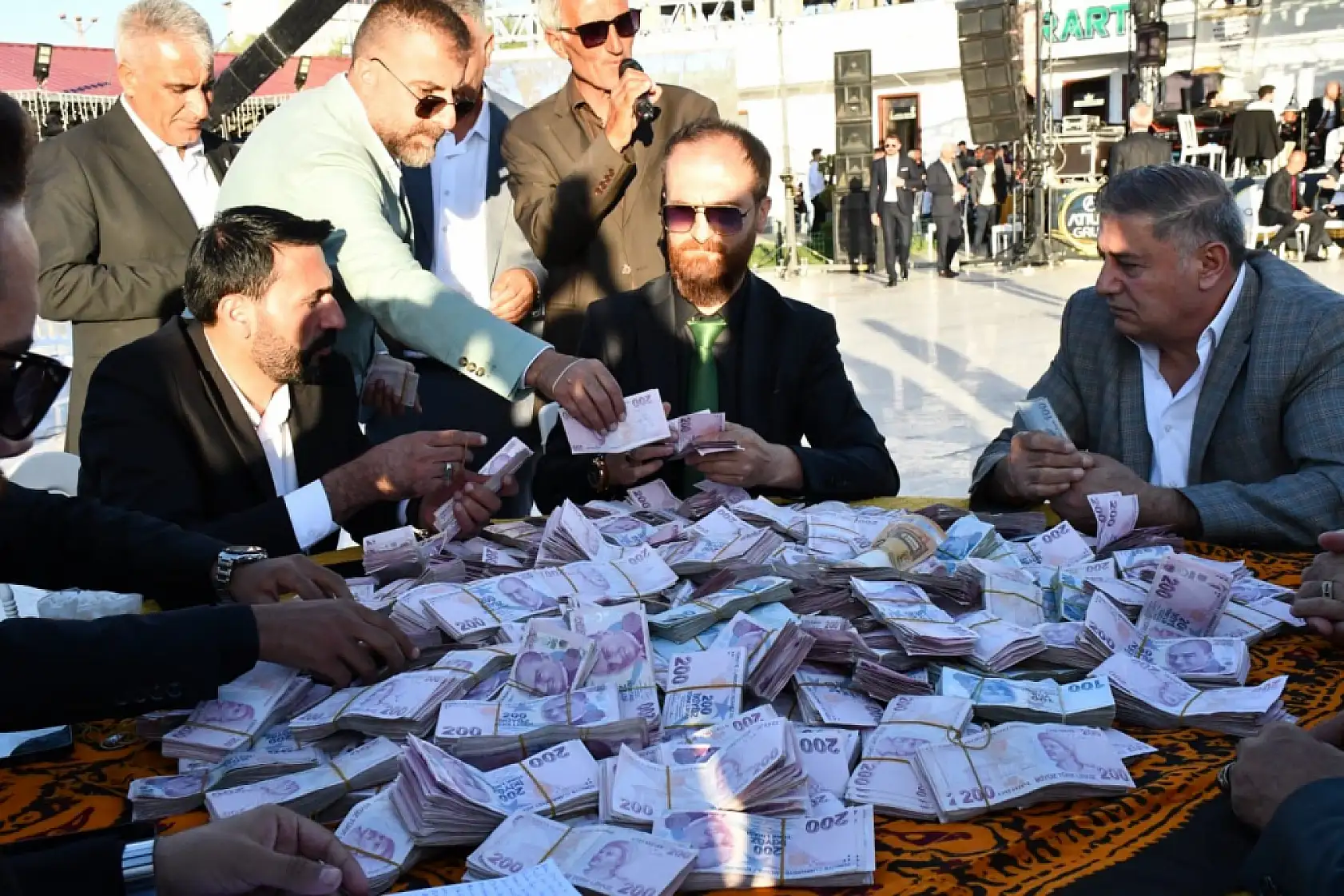 Geline 4 kilo altın, damada 10 milyon TL takıldı