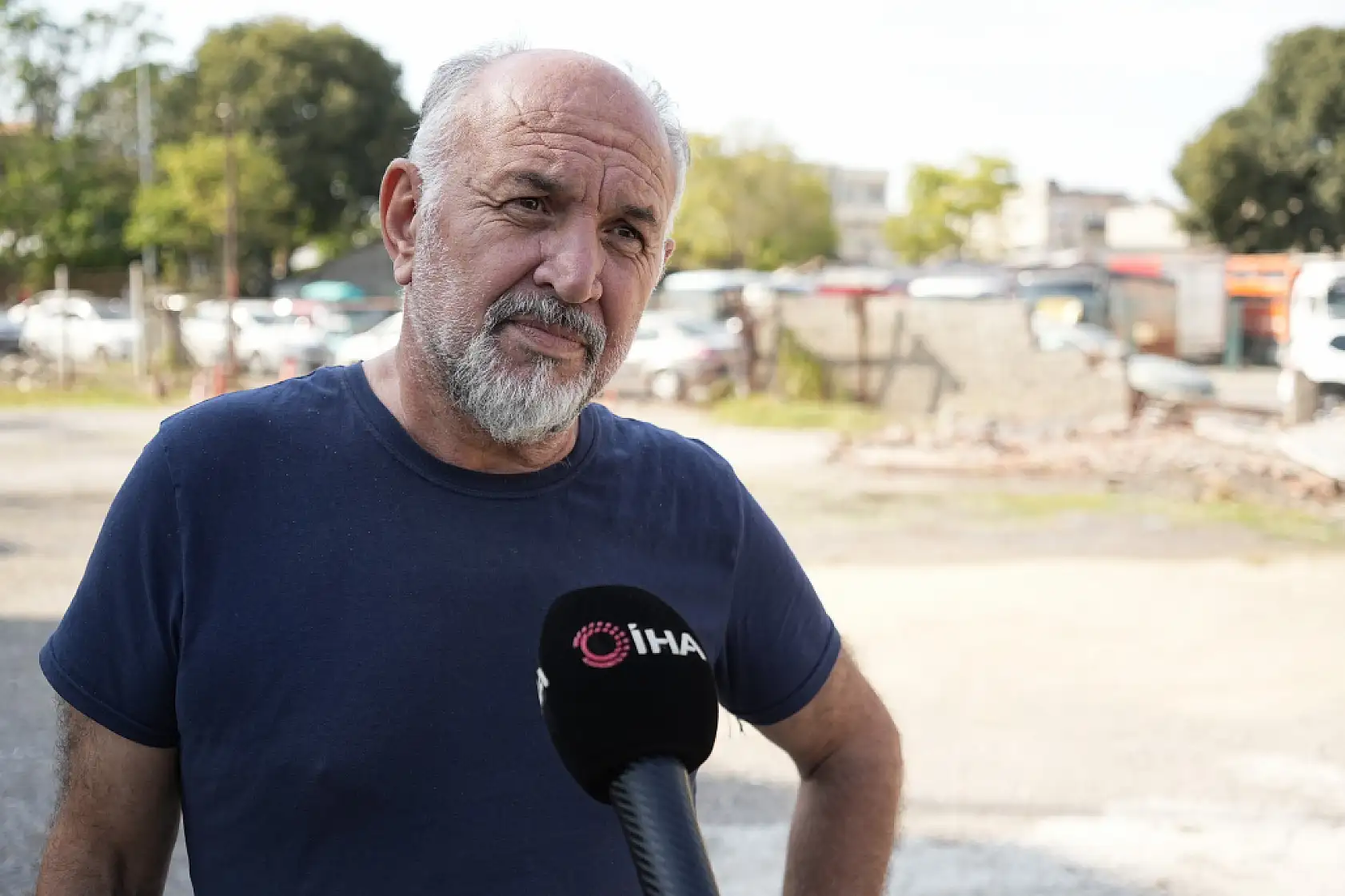 Arsa sahibi kiracısının dükkanına ekskavatörle daldı