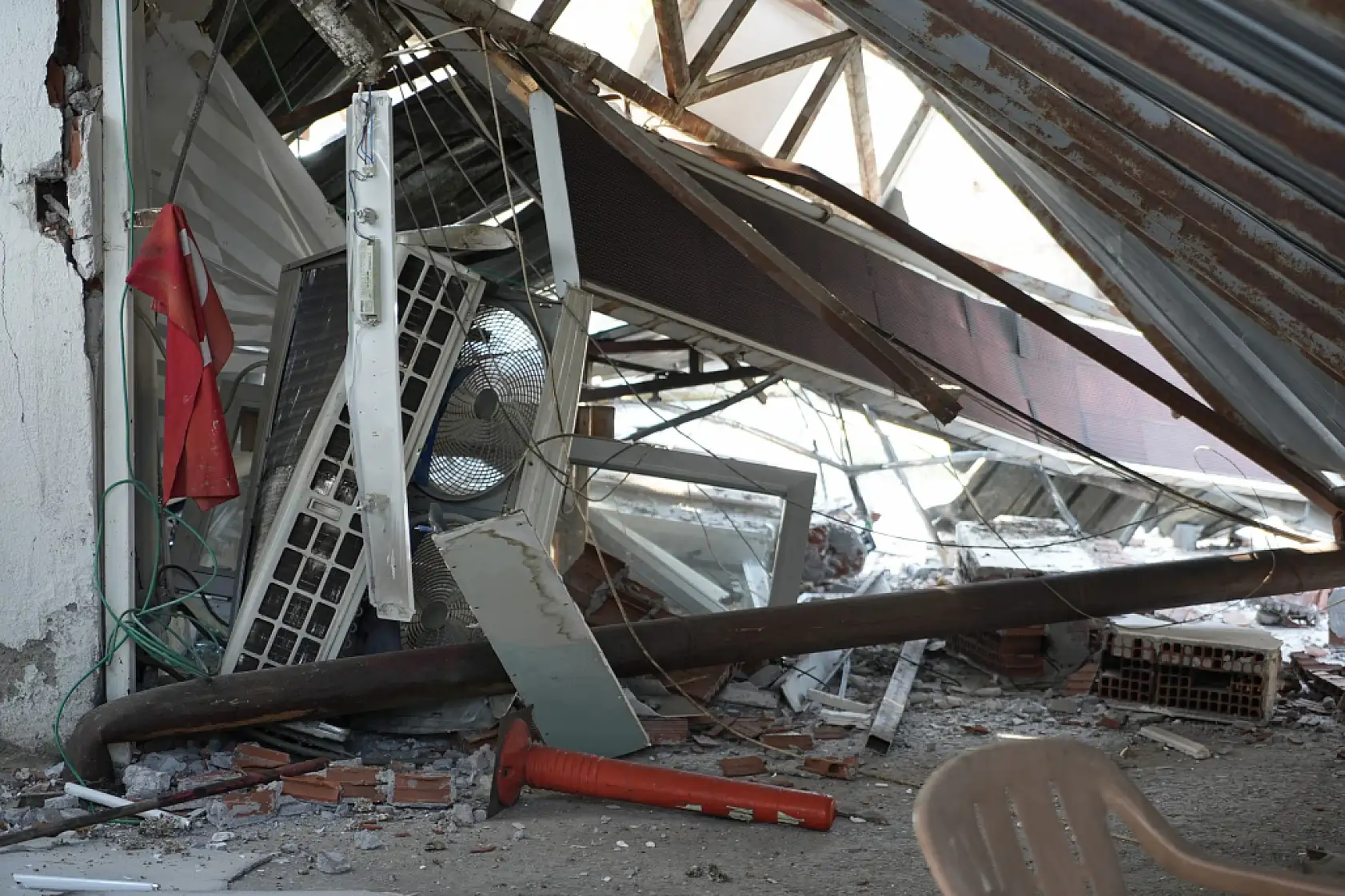 Arsa sahibi kiracısının dükkanına ekskavatörle daldı