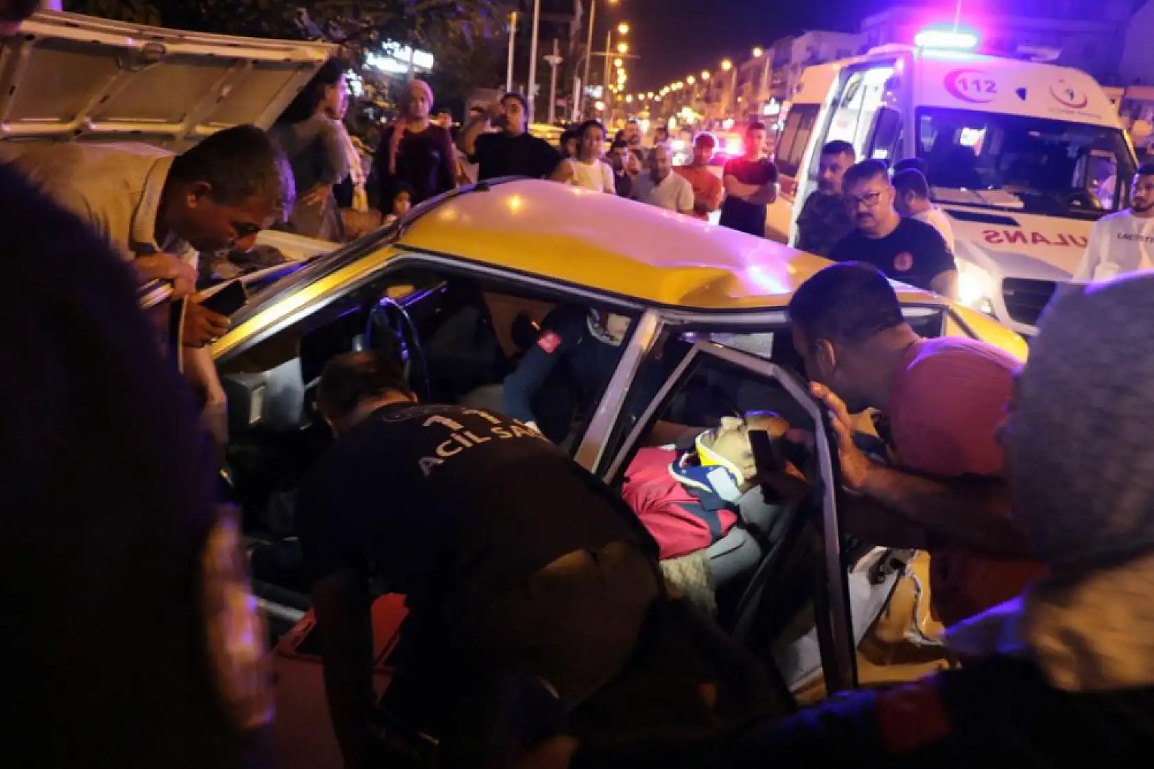 İki otomobilin çarpıştığı kazada vatandaşlar ve ekipler saniyelerle yarıştı: 4 yaralı